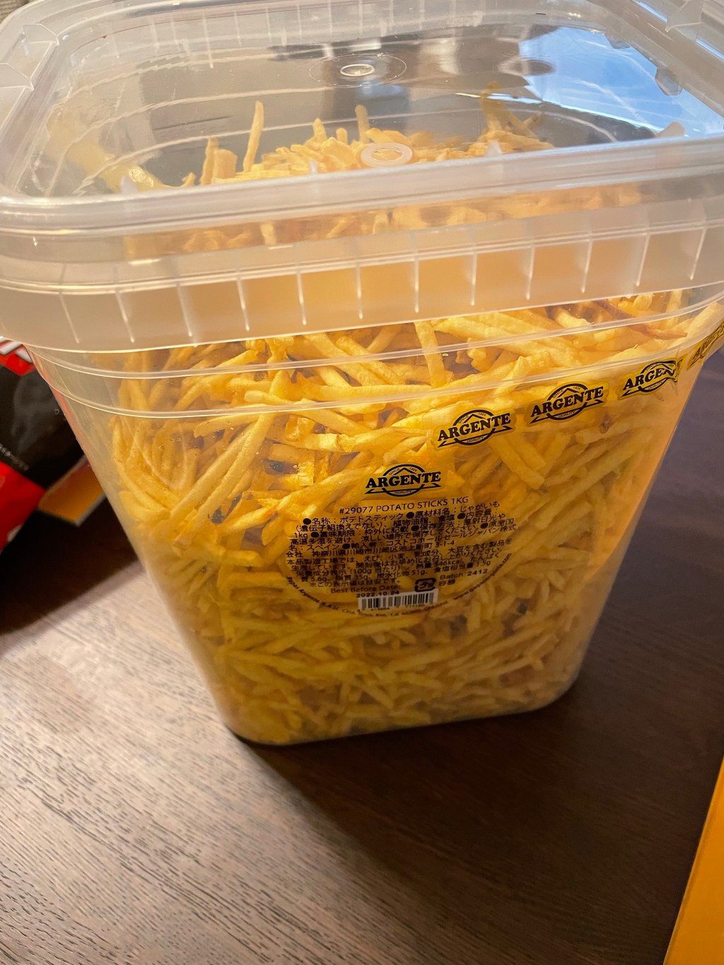 この大型バケツのポテトスナックを見よ