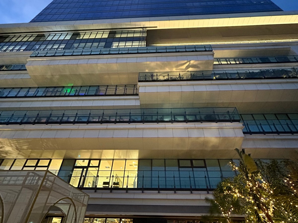 横浜の最新トレンドビルNEWoManでクラフトビール「800 DEGREES」